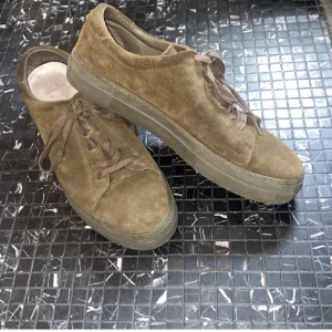 Sneakers Volt - Snygga olivgröna sneakers i mocka från volt. Skorna är i nyskick (sulan e lite smutsig). Stl 43