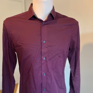 Vinröd skjorta från h&m - Vinröd skjorta från h&m i bra skick. Premium cotton Slim fit stl.M