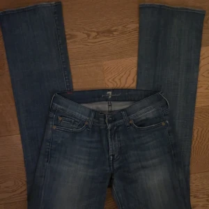 Blå jeans från 7 For All Mankind - Säljer dessa sjukt snygga Bootcut jeansen från ”7 for all man kind”. De är i storlek 24 men skulle säga att de passar 24-26. Bara att höra av sig vid frågor TRYCK INTE PÅ KÖP NU 💞😊