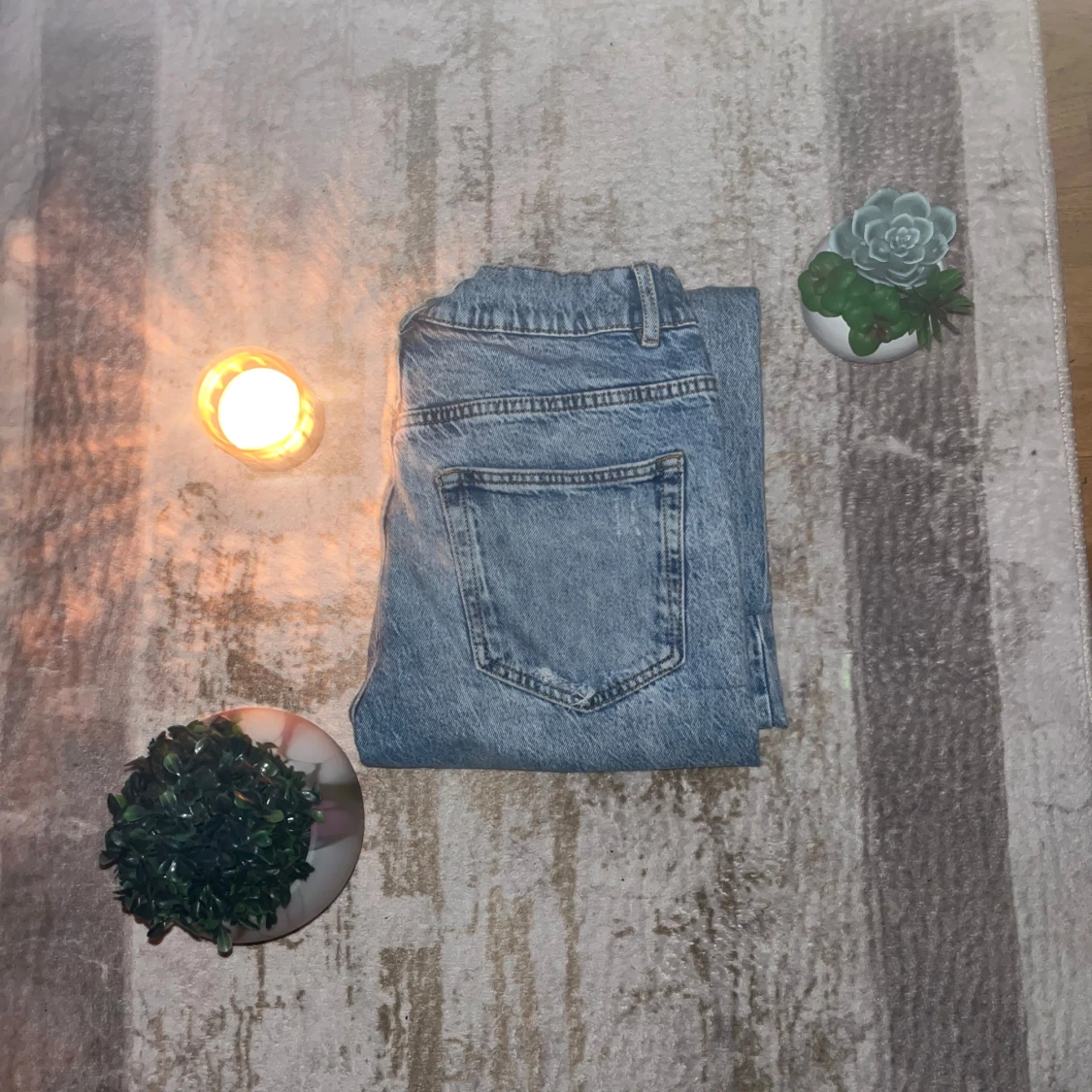 Blå flared jeans med slitna detaljer - 90