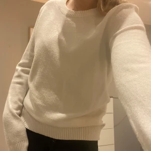 Vit tröja från VILA - Super fin stickad tröja från vila som tyvärr inte kommit till så mycket användning ❤️❤️