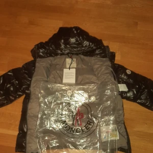 Moncer Maya - Moncler Maya storlek 3 motsvarar storlek M/L. Helt ny. Vid frågor är det bara att skriva😃
