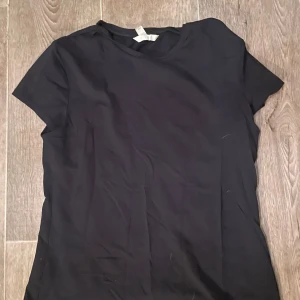 Tajt tröja - Tajt tröja som man kan ha på vardagen och på gymmet och det är i bra skick även om den är använd