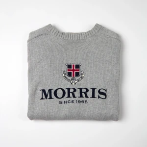 Morris tröja - Nu säljer vi denna stickade Morris tröjan i storlek M. Tröjan är varm och perfekt nu i kylan. Tröjan är begagnad men har inga defekter eller fel. Skick: 9/10. Modellen är 177,5 cm lång. Om du har några frågor, tveka inte att kontakta oss! ( självtagna bilder )