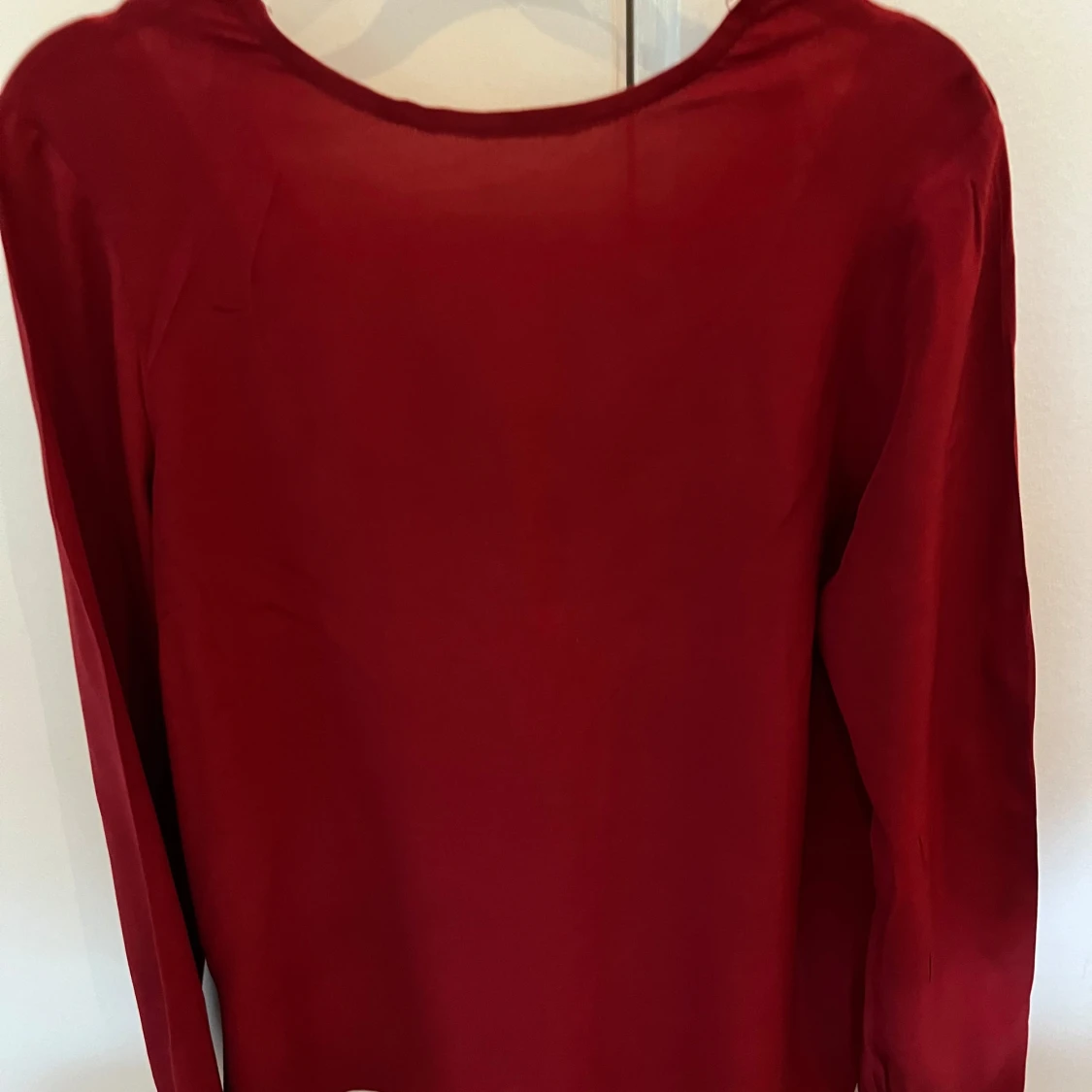 Vinröd blus från Soaked in Luxury