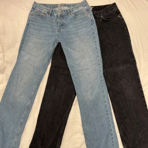 2 Low waist jeans - Säljer dessa Low waist jeans tsm för 400 eller separat för 230st🥰 Straight fitt och är i bra skick😻köpta för 800kr k butik✨kontakta för fler frågor🥰 kan prutas