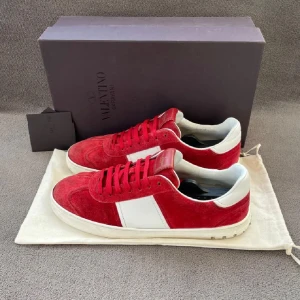 Valentino flycrew intressekoll  - Mycket bra skkck 9/10 passar 44 man får med låda och dustbags och ett kort så klart äkta skriv vid frågor eller om ni vill ha mer bilder 