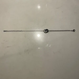 Armband silver - ENDAST ARMBANDET⚠️andra bilden är med för att få en close up, men bara armbandet som säljs. Jättefint silver armband som aldrig användts och inte rostar! Vet ej märke!