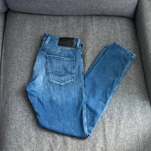 Replay Anbass  - Riktigt fräscha replay anbass i strl 33x32. Mycket bra skick. Skriv Dm vid frågor eller mer bilder.