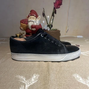 Lanvin Skor - Hej. Säljer mina Lanvins i UK 8 som passar storlek 43 alldeles utmärkt. Släng iväg ett meddelande vid frågor