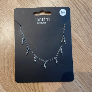 Halsband  - Säljer ett silverfärgat halsband från ur&pen, halsbandet är använt en gång och är i mycket bra skick. Detta halsband är INTE nickelfritt jag  som är nickel känslig kan inte använda detta halsband utan att få utslag men funkar bra för någon som INTE är känslig mot nickel. 