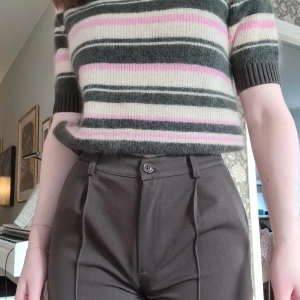 Bruna kostymbyxor  - Säljer helt nya kostymbyxor från design by si, aldrig använda endast provade. Passar bra i längden på mig som är 163 cm.