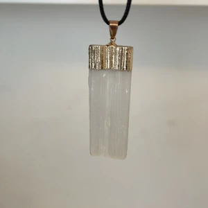 Selenit kristall halsband  - Ett fint halsband med selenit kristall. Helt oanvänd och är i superbra skick! 