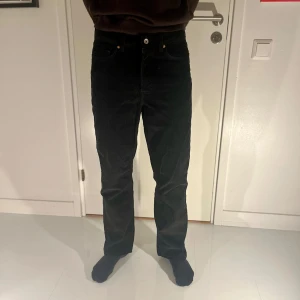 Svarta manchesterbyxor från Vailent - Snygga svarta manchesterbyxor från Vailent i storlek XS. Byxorna har en klassisk design med knapp och dragkedja framtill. Perfekta för en stilren look.