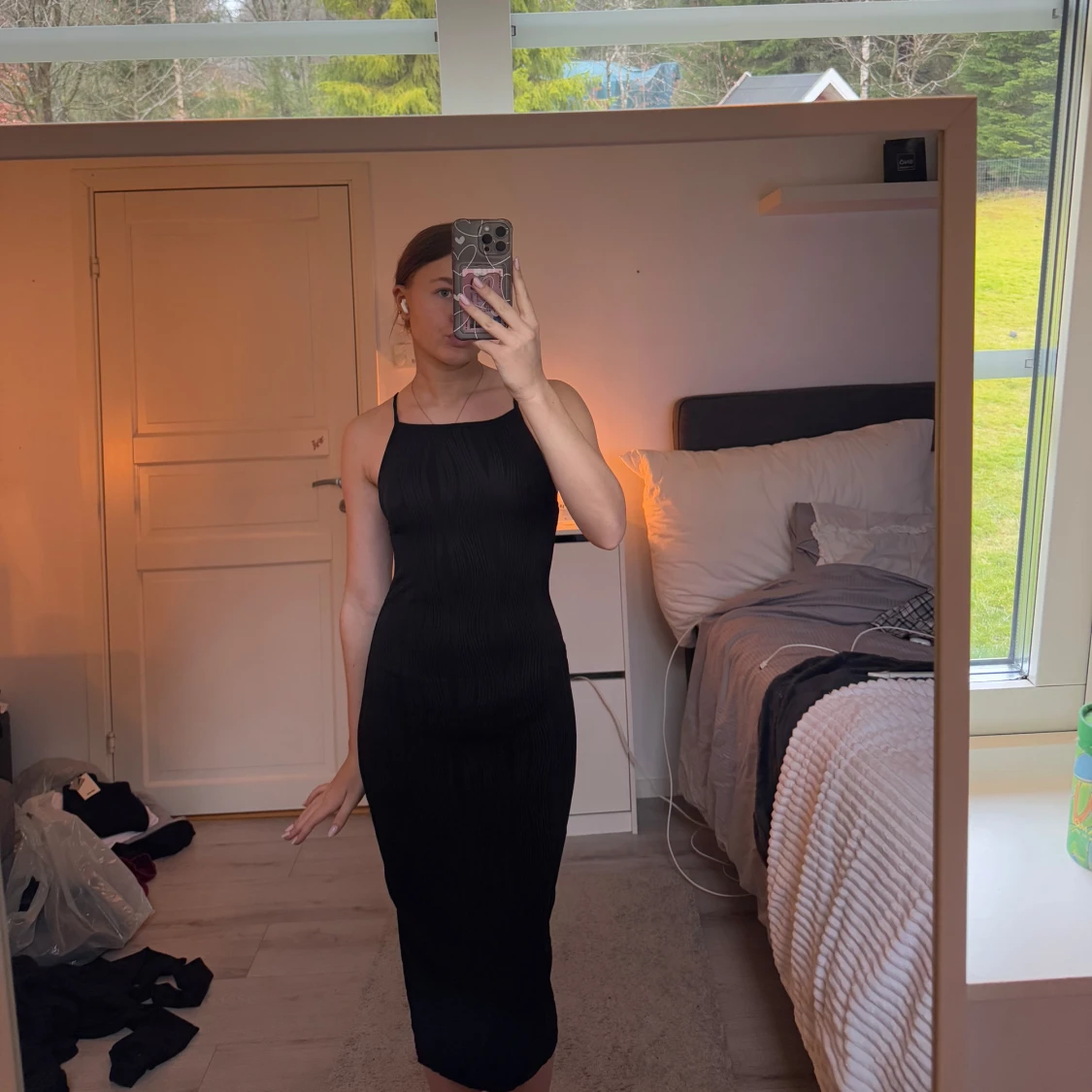 Svart långklänning med smala axelband