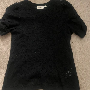 Svart spetsblus från Kappahl - Säljer denna jättefina topp från Kappahl. Nästa aldrig använd så väldigt bra skick. Säljer för att den inte kommer till användning längre. 