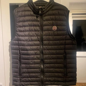 Mörkgrå dunväst från Colmar - Snygg mörkgrå dunväst från Colmar med dragkedja och hög krage. Använd flera gånger, men fortfarande i väldigt fint skick, inga defekter. Storlek 52. Hör av dig frågor🤩 Kan gå ner i pris vid snabb affär!