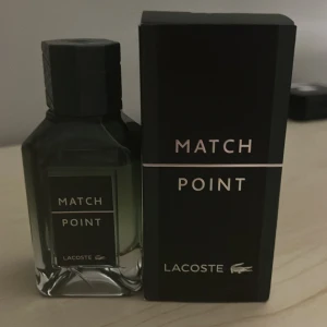 Match Point parfym från Lacoste - Säljer en elegant Match Point parfym från Lacoste. Den e rkt god, nypris är runt 600 på rabbat ordinarie är 1000 kr. 46 ml av 50 kvar i flaskan.  Mitt pris 350 kr