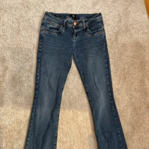 Blå jeans från LTB - Snygga blå jeans från LTB. Lågmidjade boutcut jeans. Dom är ihopsydda(sista bilden) men det syns ingenting när man har på sig dom. Skriv för fler bilder