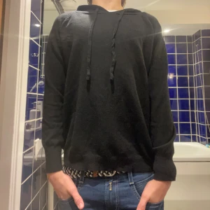 Svart ull hoodie - Säljer en riktigt snygg svart hoodie. Den är riktgt mjuk och skön. Det är bra skick på hoodien (8-10) skickar samma dag eller dagen efter den köpes🚚skriv till mig vid frågor eller funderingar 💛