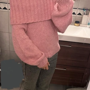 Rosa stickad offshoulder-tröja -  rosa stickad off shoulder tröja från Gina tricot💗  Perfekt för kyliga dagar med sin varma och bekväma passform. Tröjan har långa ärmar och en ribbad struktur som ger en stilren look.💗storlek xs, säljer då jag inte tyckte ajg passade i den💗