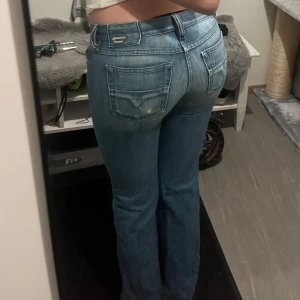 Blå bootcut jeans - Säljer dessa supersnygga blå lågmidjade diseal jeans. Andvända men inga större defekter, skriv för mått.