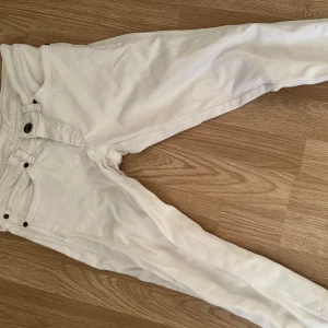 Wrangler jeans s - Passar storlek S, mått 27x32. Använda men i fint skick. Detaljer med slitningar