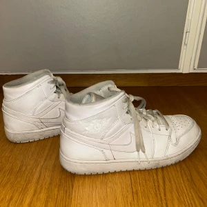 Jordan Air 1 Mid  - Flitigt använda skor men fortfarande acceptabelt skick! Nypris 1700kr❤️‍🔥