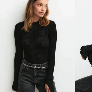 Svart glittrig tajt tröja - Snygg svart ribbad tröja med lång ärm. Perfekt för en stilren look men fungerar också på fester på grund av glittret. Tröjan har en tight passform som framhäver figuren. Aldrig använd, prislappen kvar. 😊🩷