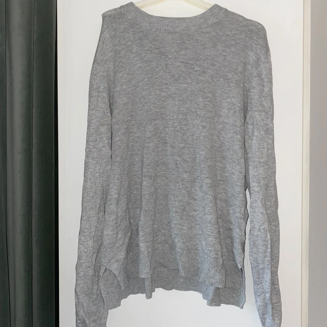 Grå stickad tröja