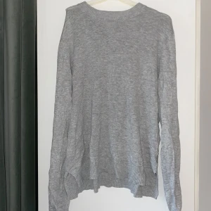Grå stickad tröja - Säljer en grå stickad tröja med långa ärmar och ribbade kanter❣️