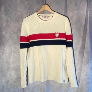 Universitytröja - Säljer en riktigt fet universitytröja frön Pepe Jeans. Sjukt snygg på och passar mellan 170-180 ish. Postar snabbt📪