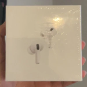 Hörlurar PRO 2 - Använde 3 ggr bara annars helt nya. Köpte de för några dagar sedan här på Plick🩷
