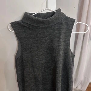 Grå ärmlös polotröja - Väst med polo från Zara