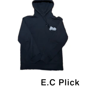  Palace hoodie - Snygg svart hoodie från Palace med ett unikt tryck på ryggen. Perfekt för en casual look med en touch av stil. Hoodien har långa ärmar och en klassisk huva, liten skada på armen samt på snörena på luvan men annars prima skick.            PRISET KAN ALLTID DISKUTERAS!!!!!