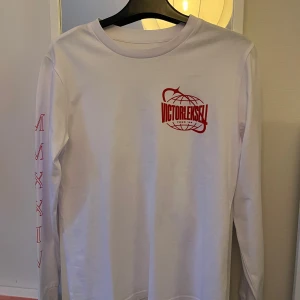 Victor Leksell merch tröja  - Jag säljer en helt oanvänd Victor Leksell tröja som är helt slutsåld. Köpte den för 400 kr men säljer billigare. Från ett Victor Leksell fan till ett annat säljer jag denna älskade tröja då jag har en exakt likadan 😍😍😍älskar den 