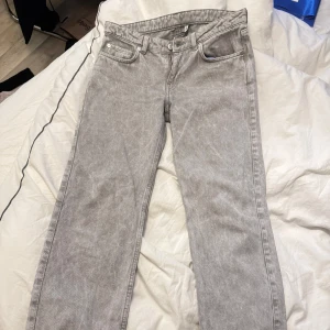 Weekday arrow low straight jeans - My absolute favorite pair of jeans I sadly need to sell because I’ve outgrown them, this color is not available anymore I believe. Flawless condition!Size w27 l32 🩶