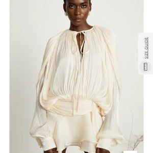 Virala Miss rosier klänningen - Säljer min helt nya miss rosier klänning. Då den inte passa i storlek så har beställt en annan storlek till mig