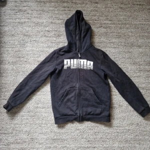Svart hoodie från Puma - Svart hoddie från Puma.
