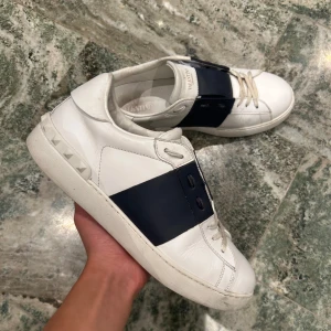 Valentino open navy - Ett par väldigt fina valentino opens i färgen navy. Dom är i storlek 41 men sitter som 42, endast skorna medföljer!