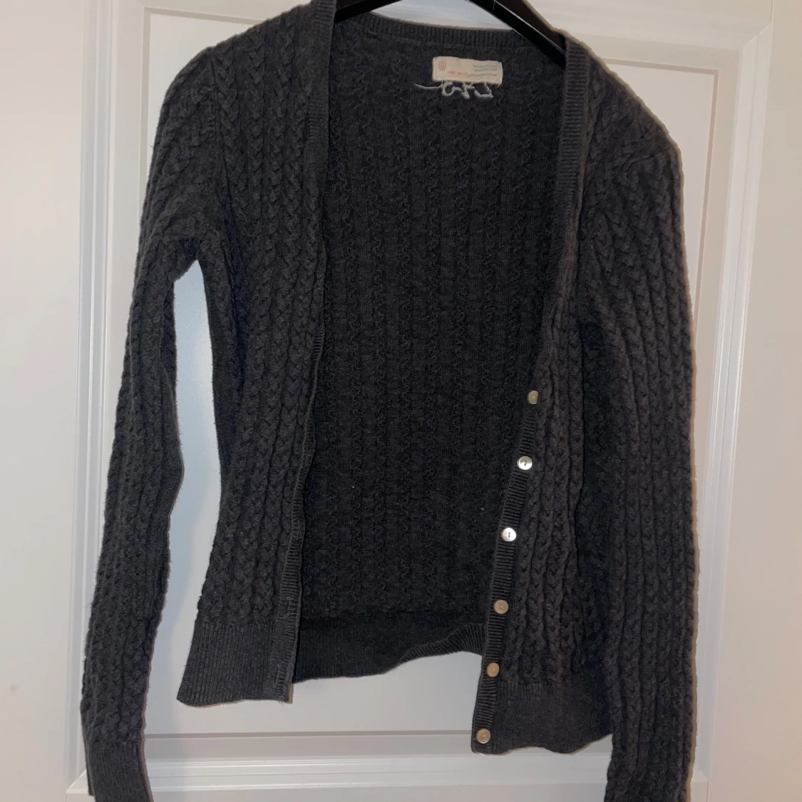 Grå stickad kofta från Odd Molly