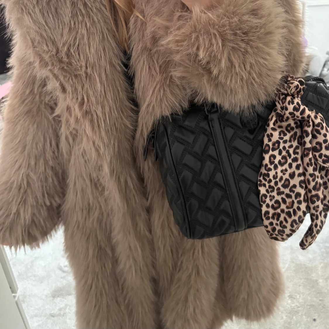 Trendig beige pälsjacka