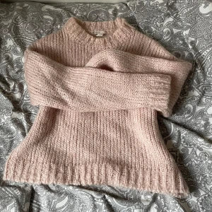 Rosa stickad tröja i mohairblandning - Mysig rosa stickad tröja i mohairblandning, eftertraktad😊💗