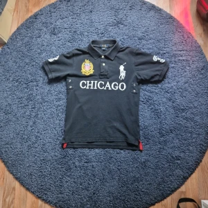 "Chicago" Polo Ralph Lauren - Chicago polo från ralph lauren. Ända synliga felet jag ser är ett litet hål på baksidan (sista bilden). Märkte också lite trådar som stack ut men det kan tas bort lätt. 7.5/10 skick. Dm vid intresse 