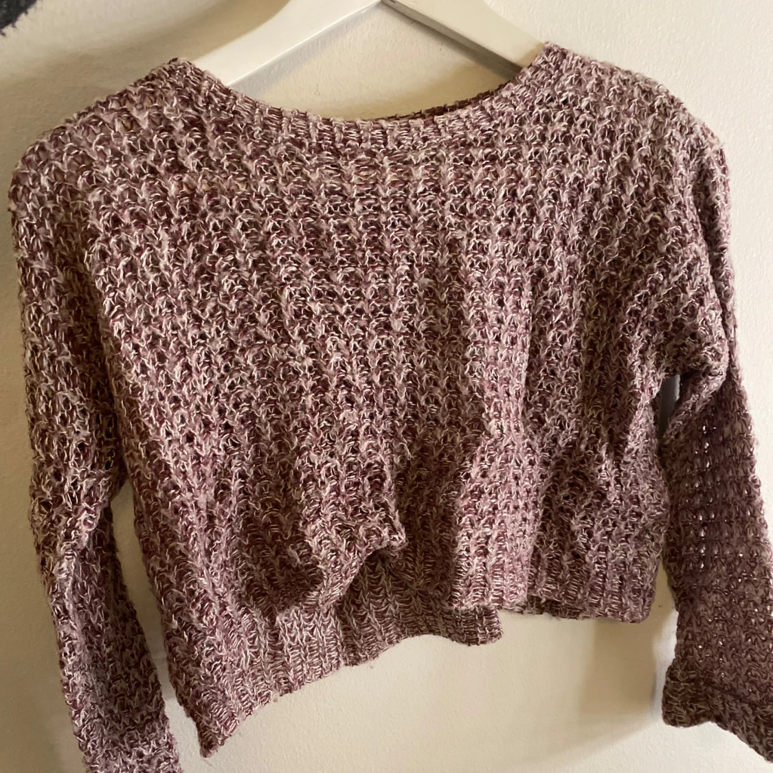 Lila stickad kort tröja