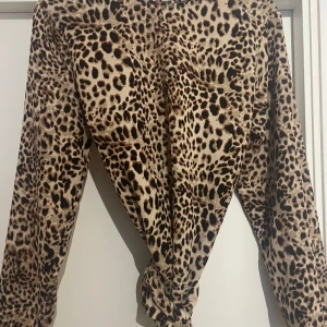 Blus - Leopold blus med omlottknyt 