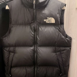 Svart dunväst The North Face - Säljer min dunväst från The North Face. Använd ca 5 gånger. Den sitter som en M.🤩 Original pris 2500kr 