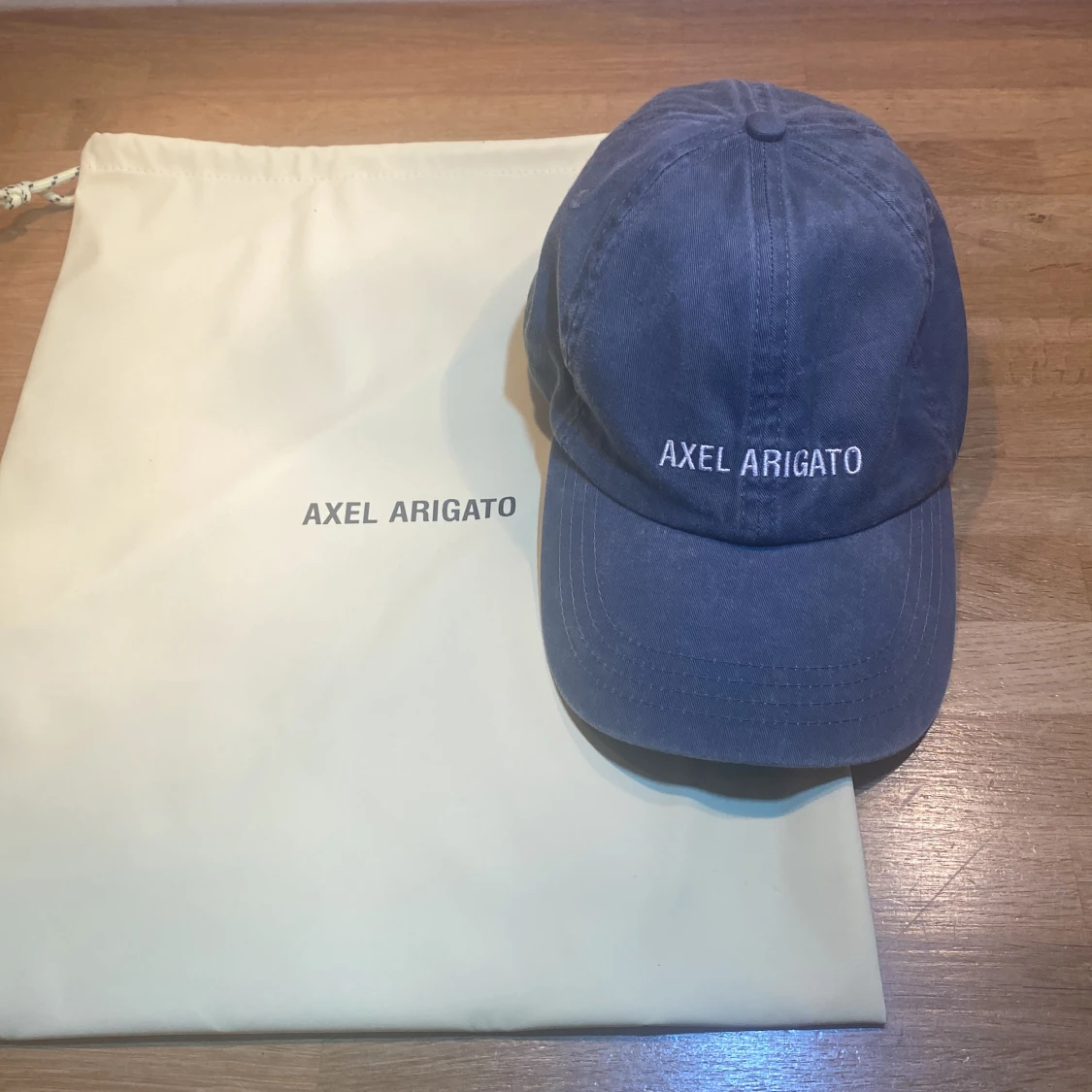 Blå keps från Axel Arigato