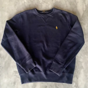 Mörkblå Ralph Lauren crewneck  - Skick: 9/10. Tröjan har inga defekter och är i väldigt gott skick. Från Ralph Lauren i storlek S. Om du är osäker på om det kommer att passa kan du alltid fråga om mått!
