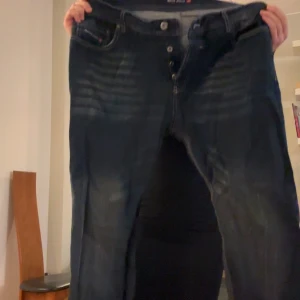 Vintage Mörkblå jeans från Rock Creek - Snygga mörkblå jeans från Rock Creek med klassisk femficksdesign och knappgylf. Perfekta för en avslappnad stil. De har en lätt tvättad look som ger en cool touch.